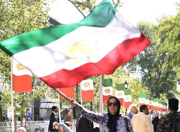 (New York 'taki BM 78. Genel Kurulu. 19 Eylül 2023, New York, ABD: İran Ulusal Direniş Konseyi destekçileri Birleşmiş Milletler 'in karşısında toplanacak.