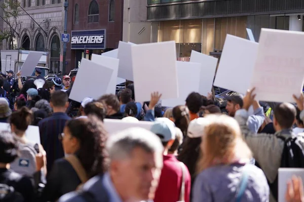 気候活動家は 米国銀行を主要な化石燃料ファウンダーとして抗議し 非難する 2023年9月19日 ニューヨーク アメリカ プロテスタント行進 5Th アベニュー 42Nd — ストック写真