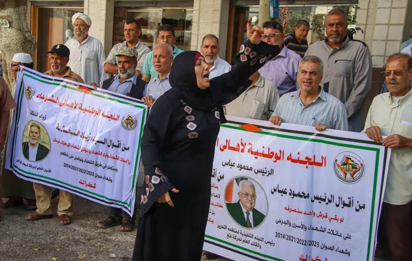 Filistinli şehitlerin ve yaralıların aileleri Filistin Yönetimi 'nin kararına karşı düzenlenen bir protestoya katıldılar. 19 Eylül 2023. Gazze, Filistin