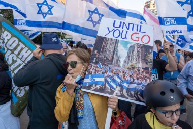 İsrailli gurbetçiler ve ABD 'li Yahudiler Başbakan Netanyahu' nun BM ziyareti sırasında protesto gösterisi düzenlediler. 19 Eylül 2023, New York, New York, ABD: Metropolitan Sanat Müzesi 'nin önünde bir mitinge katılana kadar protestocular toplandı 