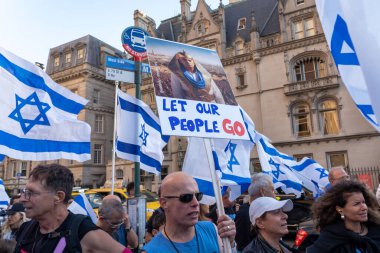 İsrailli gurbetçiler ve ABD 'li Yahudiler Başbakan Netanyahu' nun BM ziyareti sırasında protesto gösterisi düzenlediler. 19 Eylül 2023, New York, New York, ABD: Protestocu, Metropolitan Sanat Müzesi 'nin önündeki mitingde halkımızın gitmesine izin ver. 