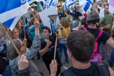 İsrailli gurbetçiler ve ABD 'li Yahudiler Başbakan Netanyahu' nun BM ziyareti sırasında protesto gösterisi düzenlediler. 19 Eylül 2023, New York, New York, ABD: Başbakan Benjamin Netanyahu ile birlikte Metropolitan Sanat Müzesi önünde düzenlenen mitingde aktivist tezahüratı 