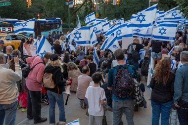 İsrailli gurbetçiler ve ABD 'li Yahudiler Başbakan Netanyahu' nun BM ziyareti sırasında protesto gösterisi düzenlediler. 19 Eylül 2023, New York, New York, ABD: İsrail Seferleri ve ABD Yahudileri Metropolitan Sanat Müzesi önünde pankart ve İsrail bayrakları taşıyorlar 