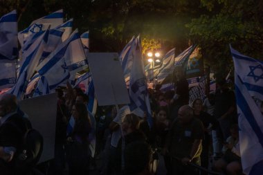 İsrailli gurbetçiler ve ABD 'li Yahudiler Başbakan Netanyahu' nun BM ziyareti sırasında protesto gösterisi düzenlediler. 19 Eylül 2023, New York, New York, ABD: İsrail Seferleri ve ABD Yahudileri Metropolitan Sanat Müzesi önünde pankart ve İsrail bayrakları taşıyorlar 