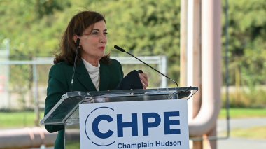 Şef. Kathy Hochul Temiz Enerji Bildirisi Yapıyor. 19 Eylül 2023, New York, New York, ABD: New York Eyaleti Valisi Kathy Hochul 19 Eylül 2023 'te Con Edison Astoria Yards Kompleksi' nde temiz enerji duyurusu yaptı.