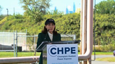 Şef. Kathy Hochul Temiz Enerji Bildirisi Yapıyor. 19 Eylül 2023, New York, New York, ABD: New York Eyaleti Valisi Kathy Hochul 19 Eylül 2023 'te Con Edison Astoria Yards Kompleksi' nde temiz enerji duyurusu yaptı.