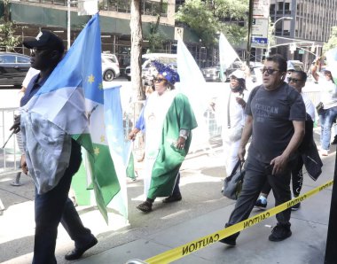 Nijeryalılar BM önünde ayrı bir Yoruba Ulusu 'nu protesto ediyor ve talep ediyorlar. 20 Eylül 2023, New York, ABD: Bazı Nijeryalılar; Yoruba kılığına girmiş Yoruba kabilesi, Yoruba toprağı adı verilen ayrı bir ülkeyi protesto ediyor ve talep ediyor. 