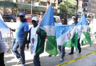 Nijeryalılar BM önünde ayrı bir Yoruba Ulusu 'nu protesto ediyor ve talep ediyorlar. 20 Eylül 2023, New York, ABD: Bazı Nijeryalılar; Yoruba kılığına girmiş Yoruba kabilesi, Yoruba toprağı adı verilen ayrı bir ülkeyi protesto ediyor ve talep ediyor. 