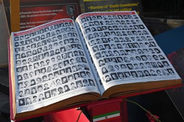 İranlı protestocular BM genel merkezinin önünde toplandılar. 19 Eylül 2023, New York, ABD: Bu protestocular bir yıl önce 2022 'de çıkan ayaklanmadan bu yana İran vatandaşlarının öldürülmesi ve işkence görmesi üzerine İran' ı protesto etmek için toplandılar. 