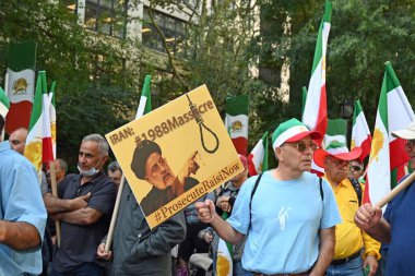 İranlı protestocular BM genel merkezinin önünde toplandılar. 19 Eylül 2023, New York, ABD: Bu protestocular bir yıl önce 2022 'de çıkan ayaklanmadan bu yana İran vatandaşlarının öldürülmesi ve işkence görmesi üzerine İran' ı protesto etmek için toplandılar. 