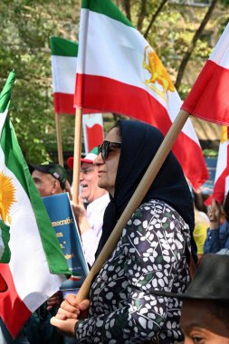 İranlı protestocular BM genel merkezinin önünde toplandılar. 19 Eylül 2023, New York, ABD: Bu protestocular bir yıl önce 2022 'de çıkan ayaklanmadan bu yana İran vatandaşlarının öldürülmesi ve işkence görmesi üzerine İran' ı protesto etmek için toplandılar. 