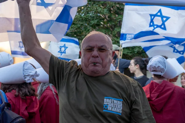 内塔尼亚胡总理访问联合国期间 以色列侨民和美国犹太人举行了抗议活动 2023年9月19日 美国纽约 一名以色列扩张者身穿战袍 并在集会上举着一面以色列国旗 — 图库照片
