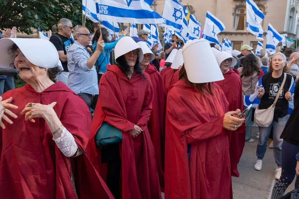 ネタニヤフ首相の国連訪問の間 イスラエルのエキスパートと米ユダヤ人は抗議する 2023年9月19日 ニューヨーク 赤いドレスを着たハンマイドの物語に触発されたイスラエルのエキスパートと米国ユダヤ人が集会に参加 — ストック写真