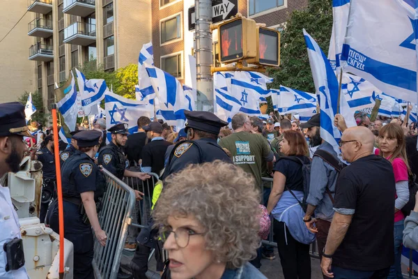 内塔尼亚胡总理访问联合国期间 以色列侨民和美国犹太人举行抗议活动 2023年9月19日 美国纽约 纽约警察在大都会艺术博物馆外的一次集会上设置路障 — 图库照片