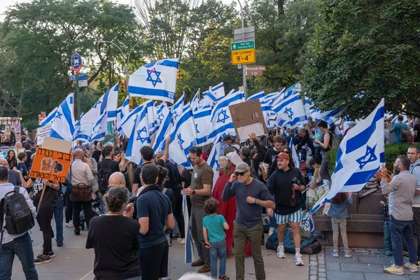 内塔尼亚胡总理访问联合国期间 以色列侨民和美国犹太人举行抗议活动 2023年9月19日 美国纽约 以色列侨民和美国犹太人举着横幅和以色列国旗在大都会艺术博物馆外集会 — 图库照片
