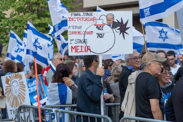 内塔尼亚胡总理访问联合国期间 以色列侨民和美国犹太人举行抗议活动 2023年9月19日 美国纽约 一名以色列扩张主义者举着一个标志 表明内塔尼亚胡正试图在一次集会上成为独裁者 — 图库照片