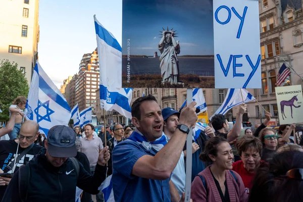 内塔尼亚胡总理访问联合国期间 以色列侨民和美国犹太人举行抗议活动 2023年9月19日 抗议者在大都会艺术博物馆外举行的集会上举着一个Oy Vay标志 而总理 — 图库照片