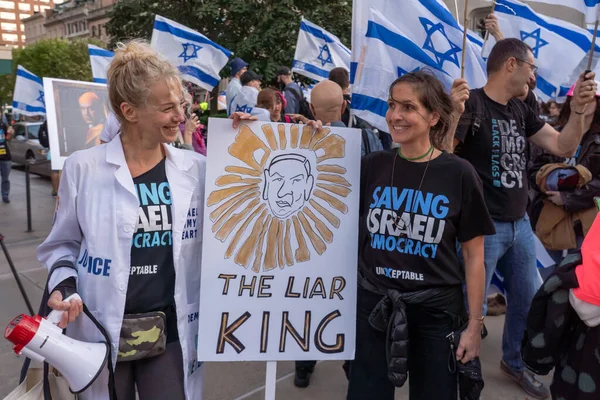 内塔尼亚胡总理访问联合国期间 以色列侨民和美国犹太人举行抗议活动 2023年9月19日 美国纽约 抗议者在大都会艺术博物馆外的集会上举着 撒谎王 的标志 — 图库照片