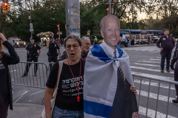 İsrailli gurbetçiler ve ABD 'li Yahudiler Başbakan Netanyahu' nun BM ziyareti sırasında protesto gösterisi düzenlediler. 19 Eylül 2023, New York, New York, ABD: Protestocu, Metropolitan Müzesi 'nin önünde düzenlenen mitingde Başkan Biden karton maketini İsrail bayrağına sardı