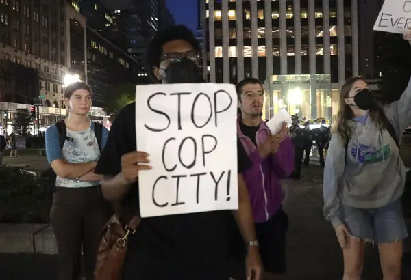 阻止警察市抗议佐治亚州州长Brian Kemp2023年9月20日 美国纽约 一些抗议者聚集在纽约广场酒店前 — 图库照片