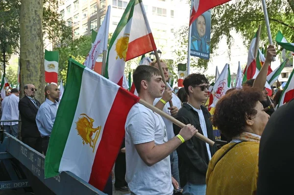 İranlı protestocular BM genel merkezinin önünde toplandılar. 19 Eylül 2023, New York, ABD: Bu protestocular bir yıl önce 2022 'de çıkan ayaklanmadan bu yana İran vatandaşlarının öldürülmesi ve işkence görmesi üzerine İran' ı protesto etmek için toplandılar. 