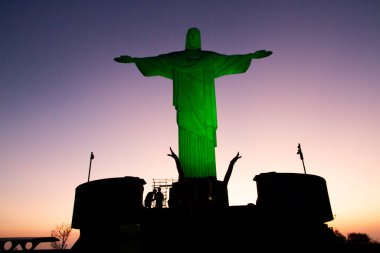 Rio de Janeiro (RJ), Brezilya 09 / 21 / 2023 - Rio de Janeiro 'daki Kurtarıcı İsa' nın turist hareketi (20) bu Çarşamba günü öğleden sonra. Yeşil Eylül projeksiyonunun gerçekleştiği yer