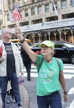 New York Belediye Başkanı 'na karşı protesto, Adams kaçak göçmenlere karşı. 21 Eylül 2023, New York, ABD: Çok az sayıda insan, Amerikalı aktivist Curtis Sliwa (kırmızılı) ile birlikte, New York Belediye Başkanı Eric Adams 'ı protesto etmek için bir araya geldi.