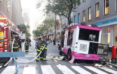 Dondurma kamyonu yanıyor. 21 Eylül 2023, New York, ABD: 50. Cadde 'de Radio City Music Hall' un yanında konuşlanmış ve 6. Cadde 'de büyük hasar görmüş bir dondurma kamyonu yanmıştı. 