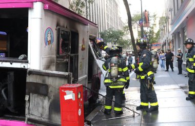 Dondurma kamyonu yanıyor. 21 Eylül 2023, New York, ABD: 50. Cadde 'de Radio City Music Hall' un yanında konuşlanmış ve 6. Cadde 'de büyük hasar görmüş bir dondurma kamyonu yanmıştı. 