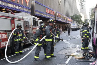 Dondurma kamyonu yanıyor. 21 Eylül 2023, New York, ABD: 50. Cadde 'de Radio City Music Hall' un yanında konuşlanmış ve 6. Cadde 'de büyük hasar görmüş bir dondurma kamyonu yanmıştı. 