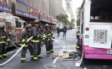 Dondurma kamyonu yanıyor. 21 Eylül 2023, New York, ABD: 50. Cadde 'de Radio City Music Hall' un yanında konuşlanmış ve 6. Cadde 'de büyük hasar görmüş bir dondurma kamyonu yanmıştı. 