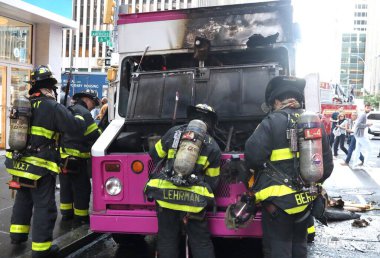 Dondurma kamyonu yanıyor. 21 Eylül 2023, New York, ABD: 50. Cadde 'de Radio City Music Hall' un yanında konuşlanmış ve 6. Cadde 'de büyük hasar görmüş bir dondurma kamyonu yanmıştı. 