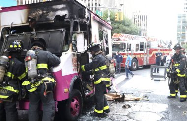 Dondurma kamyonu yanıyor. 21 Eylül 2023, New York, ABD: 50. Cadde 'de Radio City Music Hall' un yanında konuşlanmış ve 6. Cadde 'de büyük hasar görmüş bir dondurma kamyonu yanmıştı. 