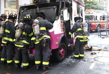 Dondurma kamyonu yanıyor. 21 Eylül 2023, New York, ABD: 50. Cadde 'de Radio City Music Hall' un yanında konuşlanmış ve 6. Cadde 'de büyük hasar görmüş bir dondurma kamyonu yanmıştı. 