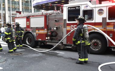 Dondurma kamyonu yanıyor. 21 Eylül 2023, New York, ABD: 50. Cadde 'de Radio City Music Hall' un yanında konuşlanmış ve 6. Cadde 'de büyük hasar görmüş bir dondurma kamyonu yanmıştı. 