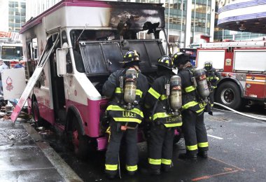 Dondurma kamyonu yanıyor. 21 Eylül 2023, New York, ABD: 50. Cadde 'de Radio City Music Hall' un yanında konuşlanmış ve 6. Cadde 'de büyük hasar görmüş bir dondurma kamyonu yanmıştı. 