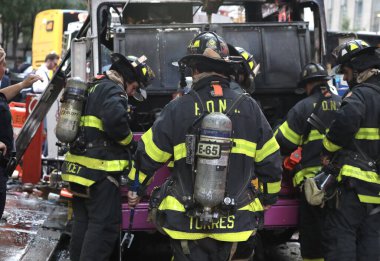 Dondurma kamyonu yanıyor. 21 Eylül 2023, New York, ABD: 50. Cadde 'de Radio City Music Hall' un yanında konuşlanmış ve 6. Cadde 'de büyük hasar görmüş bir dondurma kamyonu yanmıştı. 
