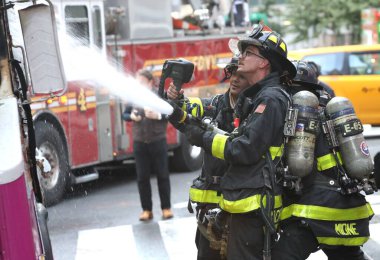 Dondurma kamyonu yanıyor. 21 Eylül 2023, New York, ABD: 50. Cadde 'de Radio City Music Hall' un yanında konuşlanmış ve 6. Cadde 'de büyük hasar görmüş bir dondurma kamyonu yanmıştı. 