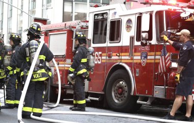 Dondurma kamyonu yanıyor. 21 Eylül 2023, New York, ABD: 50. Cadde 'de Radio City Music Hall' un yanında konuşlanmış ve 6. Cadde 'de büyük hasar görmüş bir dondurma kamyonu yanmıştı. 