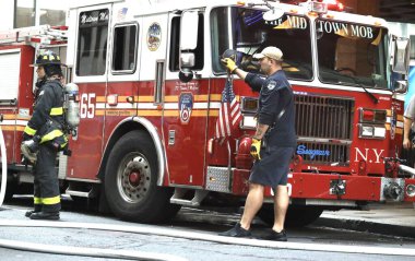 Dondurma kamyonu yanıyor. 21 Eylül 2023, New York, ABD: 50. Cadde 'de Radio City Music Hall' un yanında konuşlanmış ve 6. Cadde 'de büyük hasar görmüş bir dondurma kamyonu yanmıştı. 