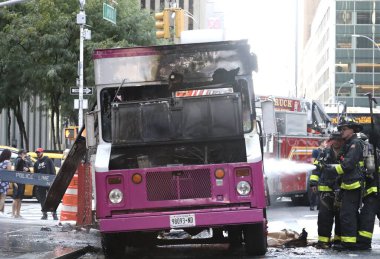 Dondurma kamyonu yanıyor. 21 Eylül 2023, New York, ABD: 50. Cadde 'de Radio City Music Hall' un yanında konuşlanmış ve 6. Cadde 'de büyük hasar görmüş bir dondurma kamyonu yanmıştı. 