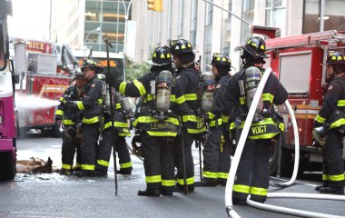 Dondurma kamyonu yanıyor. 21 Eylül 2023, New York, ABD: 50. Cadde 'de Radio City Music Hall' un yanında konuşlanmış ve 6. Cadde 'de büyük hasar görmüş bir dondurma kamyonu yanmıştı. 