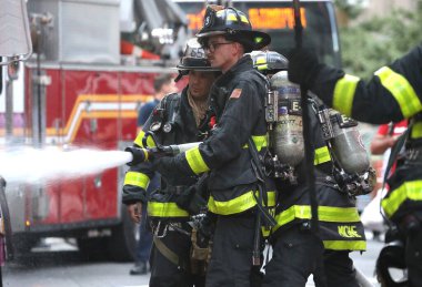 Dondurma kamyonu yanıyor. 21 Eylül 2023, New York, ABD: 50. Cadde 'de Radio City Music Hall' un yanında konuşlanmış ve 6. Cadde 'de büyük hasar görmüş bir dondurma kamyonu yanmıştı. 