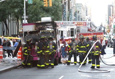 Dondurma kamyonu yanıyor. 21 Eylül 2023, New York, ABD: 50. Cadde 'de Radio City Music Hall' un yanında konuşlanmış ve 6. Cadde 'de büyük hasar görmüş bir dondurma kamyonu yanmıştı. 