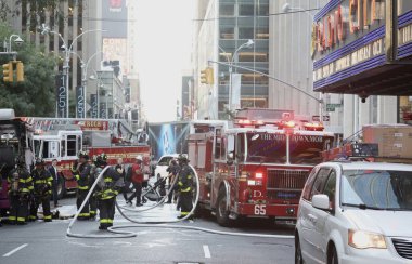 Dondurma kamyonu yanıyor. 21 Eylül 2023, New York, ABD: 50. Cadde 'de Radio City Music Hall' un yanında konuşlanmış ve 6. Cadde 'de büyük hasar görmüş bir dondurma kamyonu yanmıştı. 