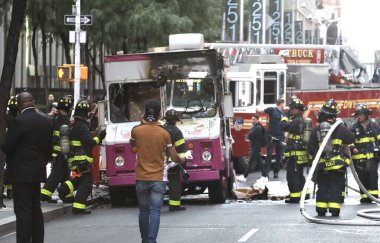 Dondurma kamyonu yanıyor. 21 Eylül 2023, New York, ABD: 50. Cadde 'de Radio City Music Hall' un yanında konuşlanmış ve 6. Cadde 'de büyük hasar görmüş bir dondurma kamyonu yanmıştı. 