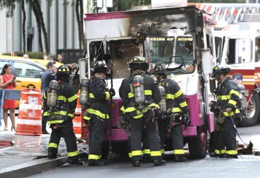 Dondurma kamyonu yanıyor. 21 Eylül 2023, New York, ABD: 50. Cadde 'de Radio City Music Hall' un yanında konuşlanmış ve 6. Cadde 'de büyük hasar görmüş bir dondurma kamyonu yanmıştı. 