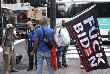 New York Belediye Başkanı 'na karşı protesto, Adams kaçak göçmenlere karşı. 21 Eylül 2023, New York, ABD: Çok az sayıda insan, Amerikalı aktivist Curtis Sliwa (kırmızılı) ile birlikte, New York Belediye Başkanı Eric Adams 'ı protesto etmek için bir araya geldi.