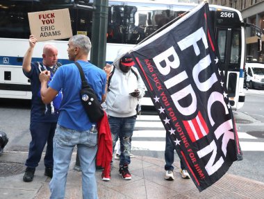 New York Belediye Başkanı 'na karşı protesto, Adams kaçak göçmenlere karşı. 21 Eylül 2023, New York, ABD: Çok az sayıda insan, Amerikalı aktivist Curtis Sliwa (kırmızılı) ile birlikte, New York Belediye Başkanı Eric Adams 'ı protesto etmek için bir araya geldi.