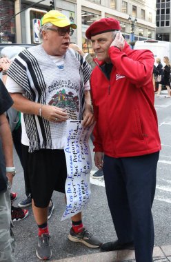 New York Belediye Başkanı 'na karşı protesto, Adams kaçak göçmenlere karşı. 21 Eylül 2023, New York, ABD: Çok az sayıda insan, Amerikalı aktivist Curtis Sliwa (kırmızılı) ile birlikte, New York Belediye Başkanı Eric Adams 'ı protesto etmek için bir araya geldi.